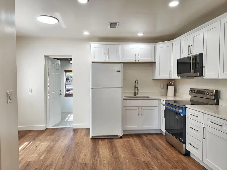 617 NE 8th Ave — Photo 5