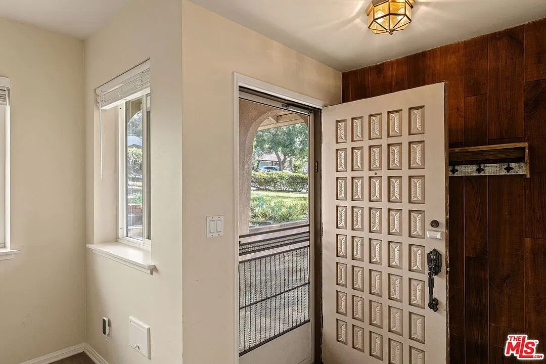 3 bed, 2.0 bath, 1500 sqft, $4,200 — Photo 2