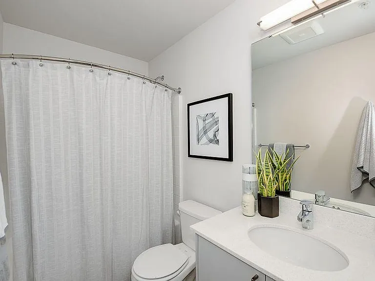 Standard bathroom with tub