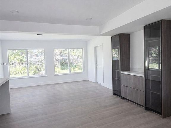 3rd image of 831 SW 39th Ave