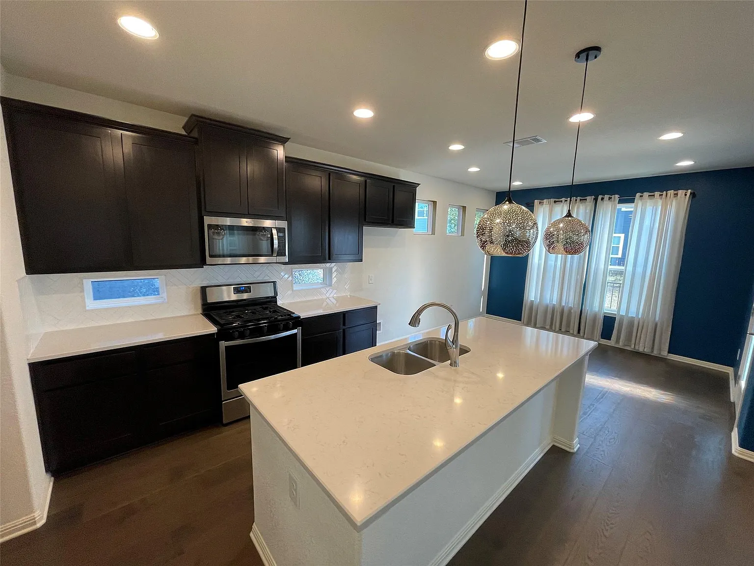 3 bed, 2.5 bath, 1795 sqft, $1,900 — Photo 2