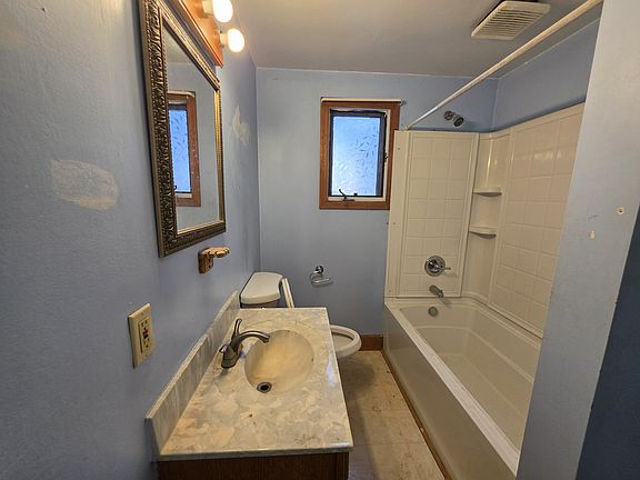4th image of 50 Hubbell Ave #1