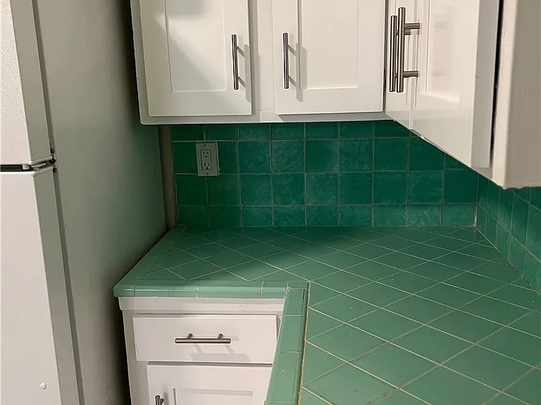 425 S Palm Dr — Photo 15