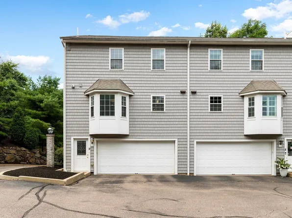 2 Ricciuti Dr Unit 9, Quincy, MA 02169