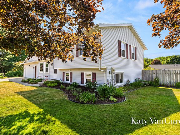 2nd image of 6091 Rogue River Meadows Dr NE