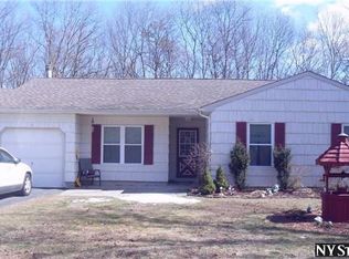 11 Winged Foot Dr, Medford, NY 11763
