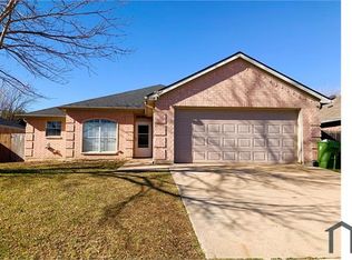 6808 W Lynn Creek Dr, Arlington, TX 76001