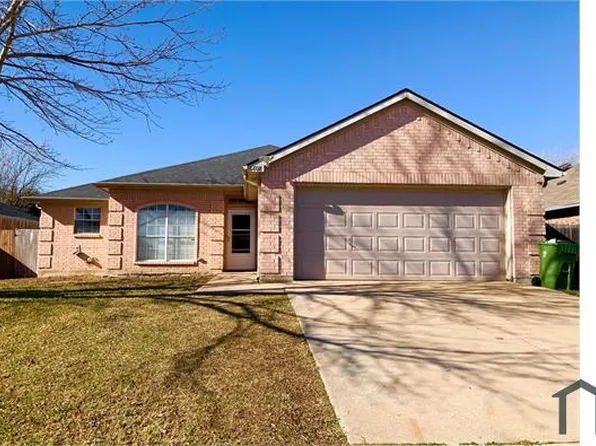 6808 W Lynn Creek Dr, Arlington, TX 76001