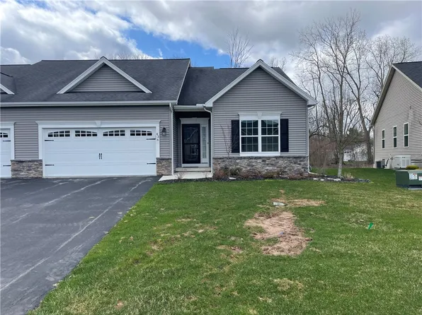 43 Spotts Cir, Churchville, NY 14428