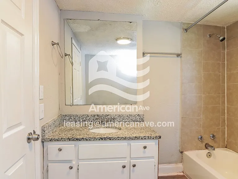 1556002_011_main_bathroom_14395559.jpg