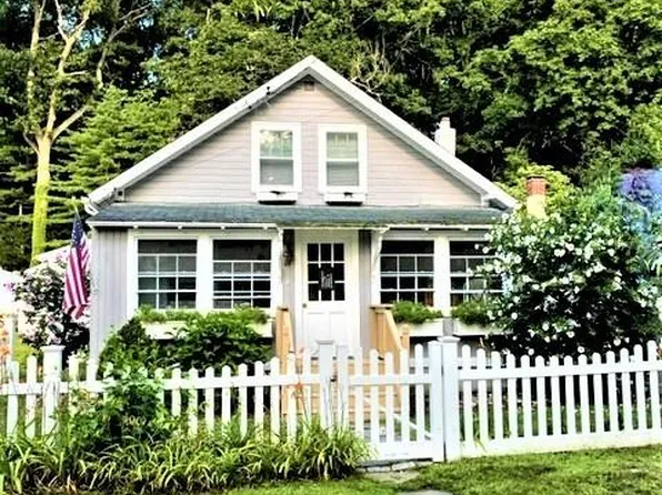 69 Overlook Dr, Warwick, RI 02818