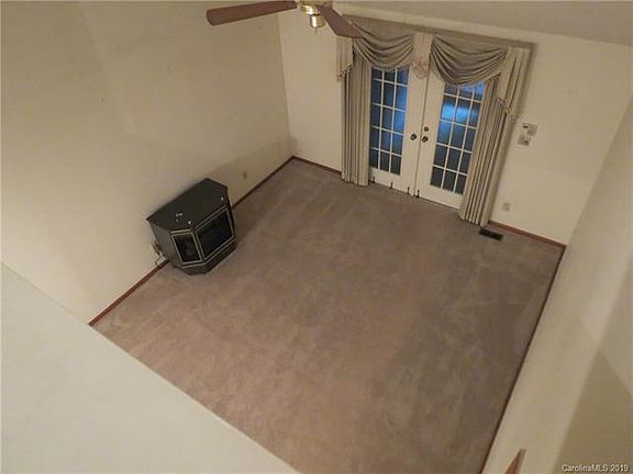 5th image of 404 Windsor Ln