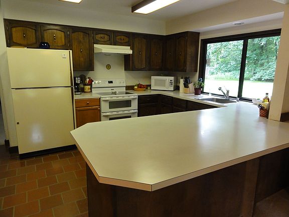 Kitchen w/2 sided seating at eating bar