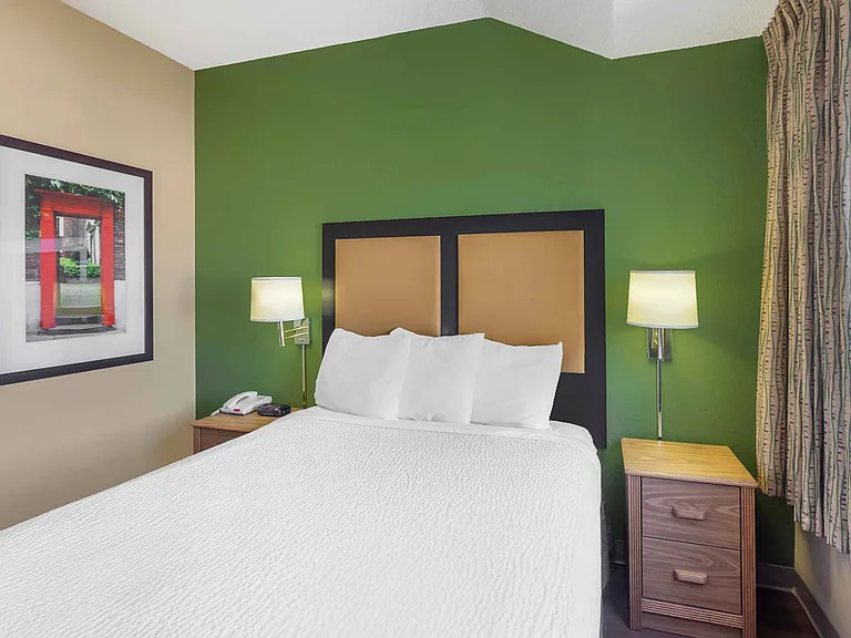 1 Bedroom Suite - 1 Queen Bed