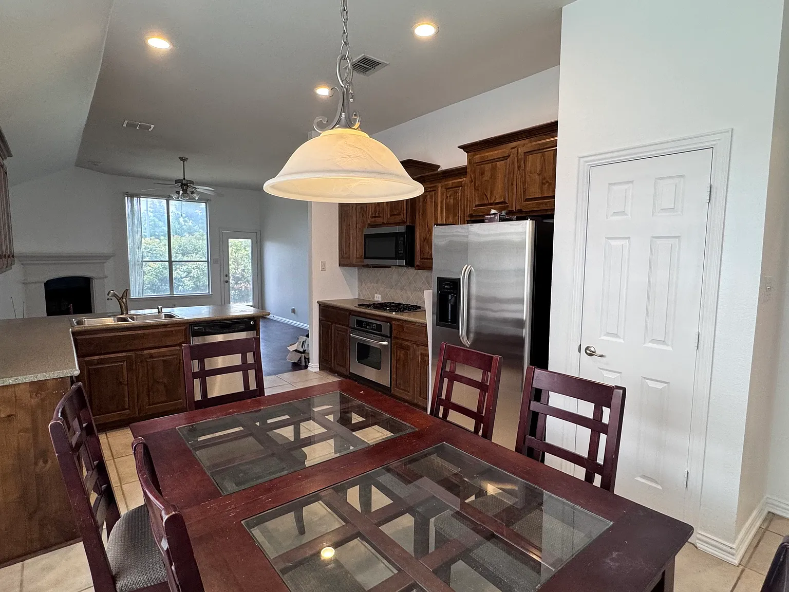 3 bed, 1810 sqft, $2,295 — Photo 3