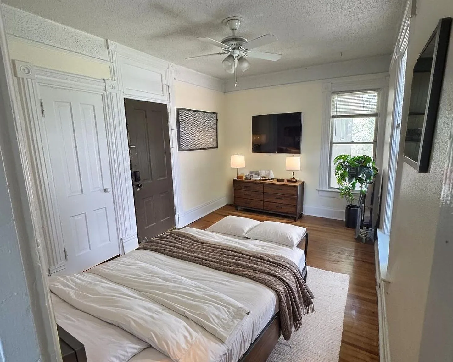 Beautiful and Spacious Studio Apartment in Downtown Colorado Springs! No Utility Setup Required! — Photo 4