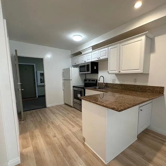 39 20th Ave — Photo 3