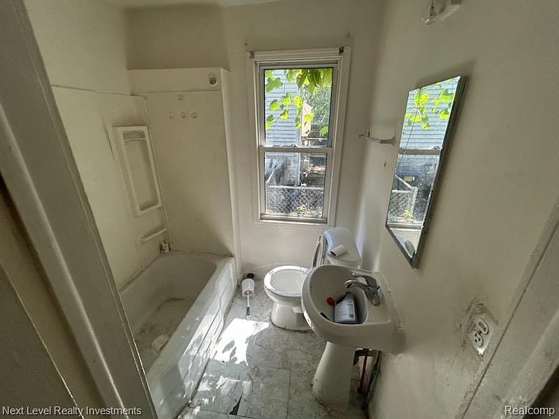 16891 Fenton St, photo 13