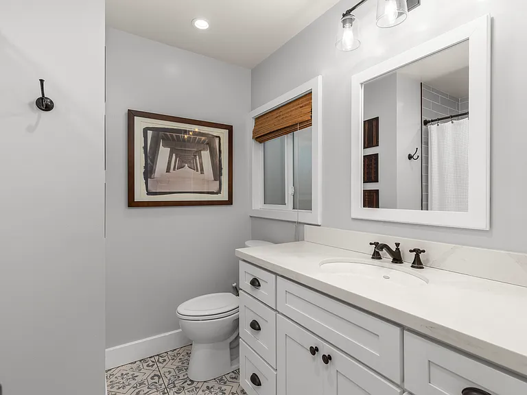 2416 Oxford Ave — Photo 23