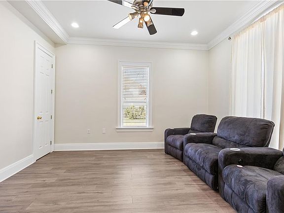 3rd image of 111 Oakmont Dr