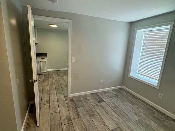 5th image of 905 Riverside Dr #9
