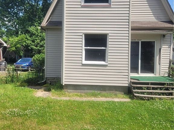 2nd image of 1933 Everett Ave