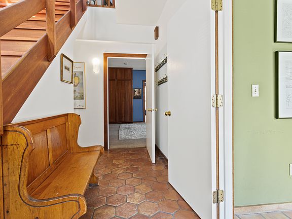 1st Floor Entryway