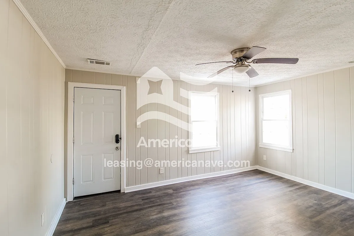 711300_002_wm_-_living_room_13525262.jpg - 120 Garland Ter