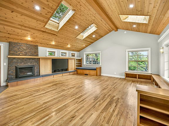 4th image of 301 Hillcrest St