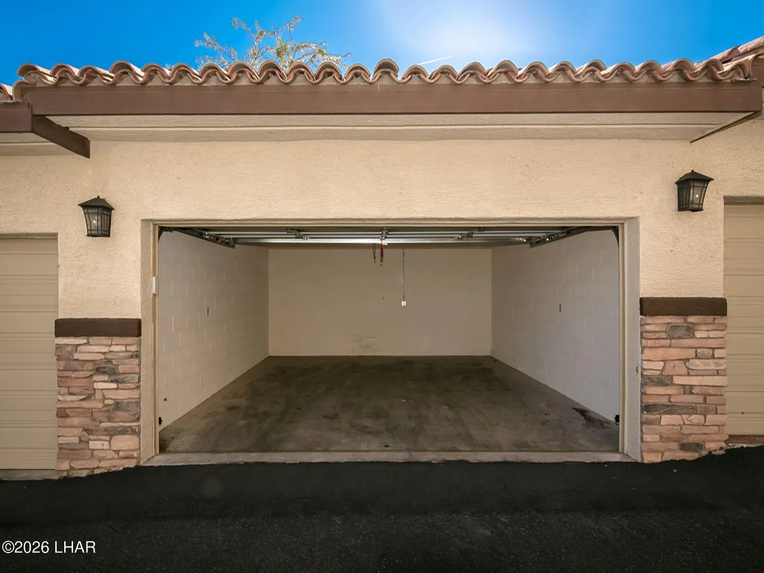 3 bed, 2.0 bath, 1866 sqft, $3,000 — Photo 3