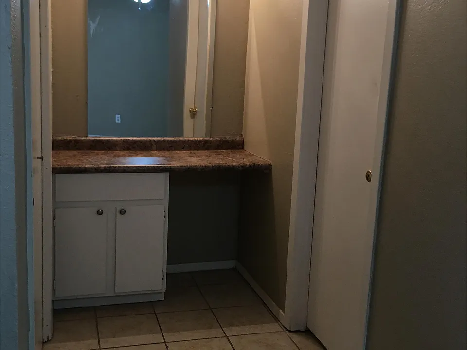 I BEDROOM 1 BATH (VANITY)