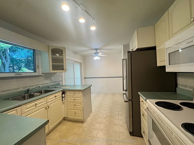 2063 Waters Edge Dr — Photo 7