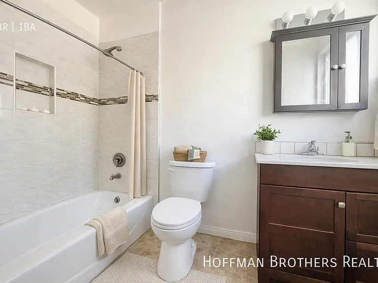 4033 W Sunset Blvd #4 — Photo 4
