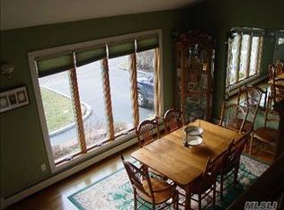 537 Heathcote Rd, Lindenhurst, NY 11757