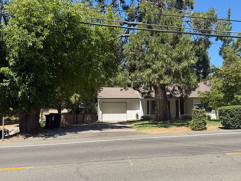 6039 Van Alstine Ave — Photo 10