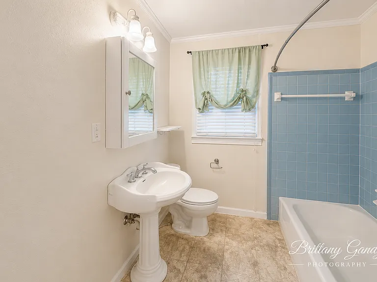 1504 Leslie St — Photo 11