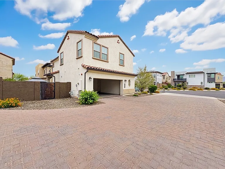 2345 W Gloria Ln — Photo 37