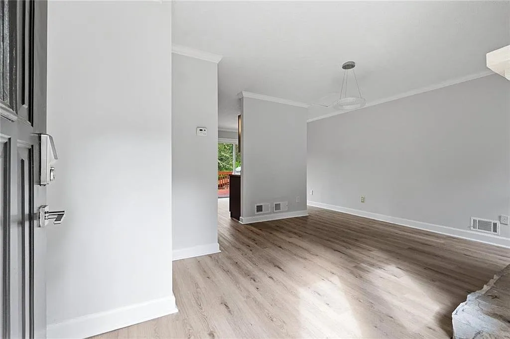 3 bed, 2.0 bath, 2160 sqft, $2,200 — Photo 2