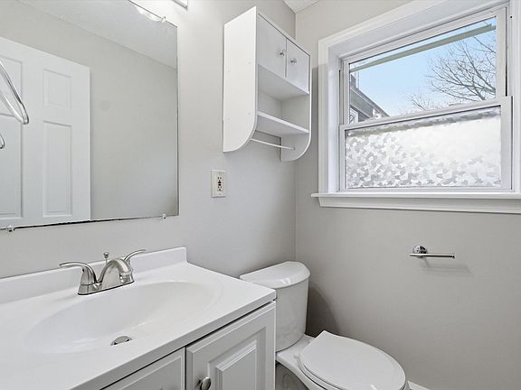 5th image of 888-890 Belmont St