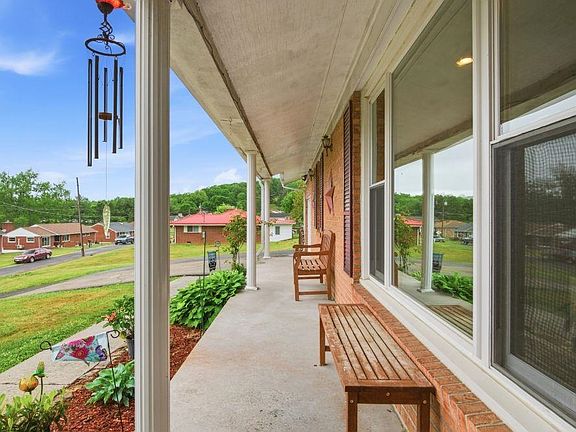 3rd image of 303 Mountain Dr