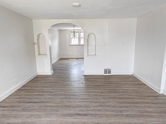 2nd image of 2822 Devereaux Ave