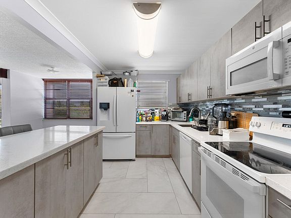 2nd image of 2751 Taft Street #403
