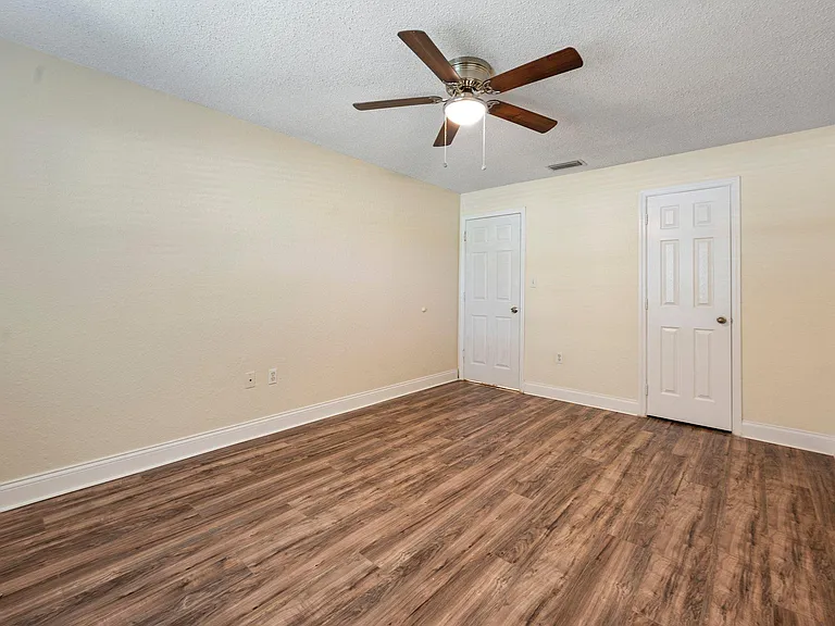 Royal Oak Condominiums — Photo 15