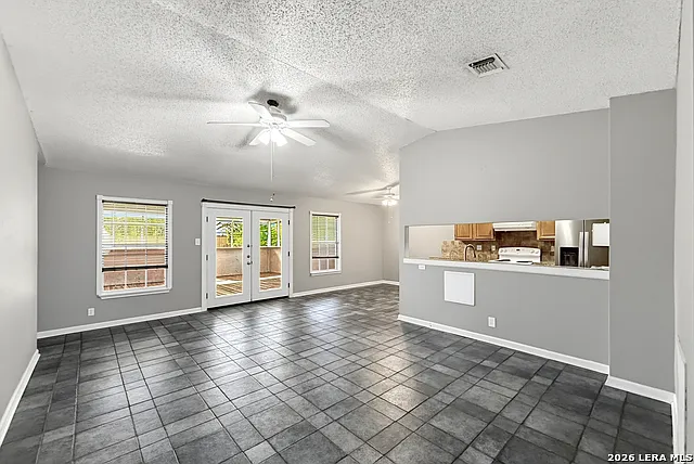 3 bed, 2.0 bath, 1192 sqft, $1,600 — Photo 3