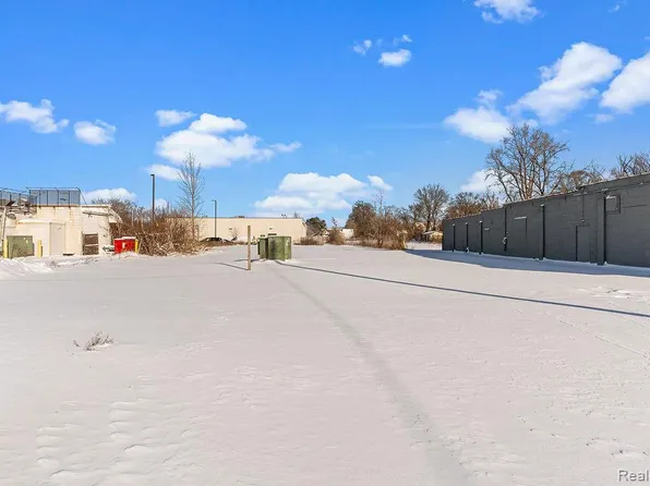 1019 E Bristol Rd, Burton, MI 48529