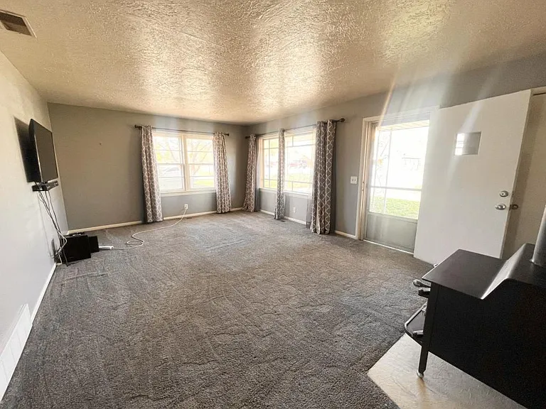 364 N Wall Ave — Photo 3