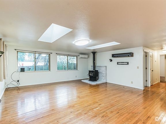 2nd image of 2708 Quarry Street W