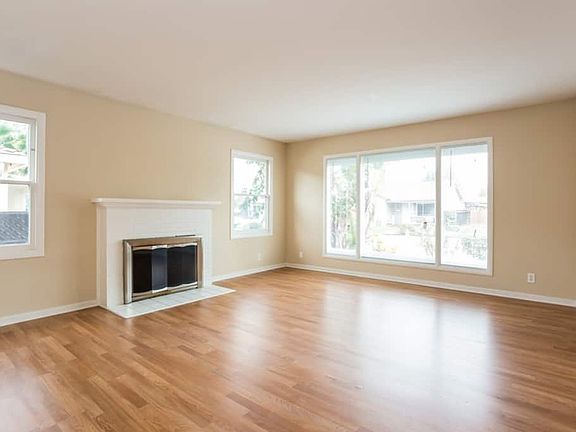 3rd image of 918 W 6th St