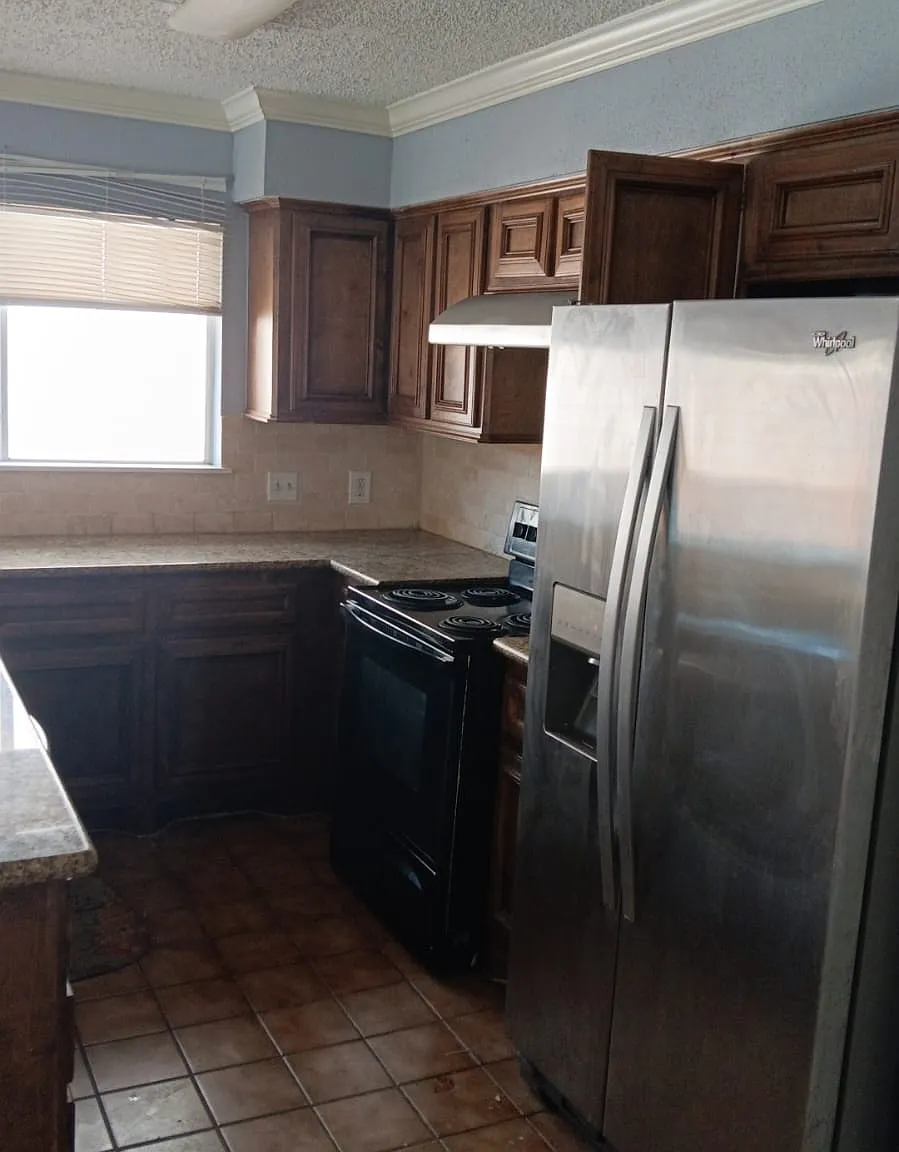4 bed, 2.5 bath, 2390 sqft, $2,300 — Photo 2