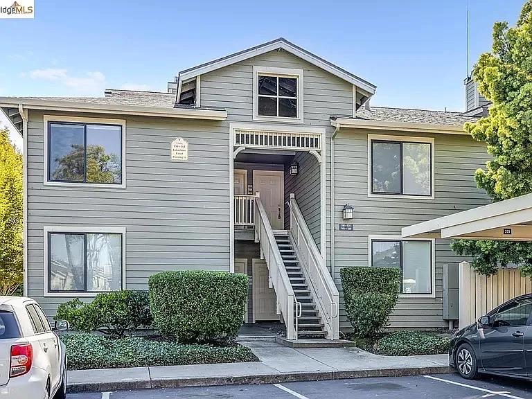 160 Lakeshore Ct — Photo 1